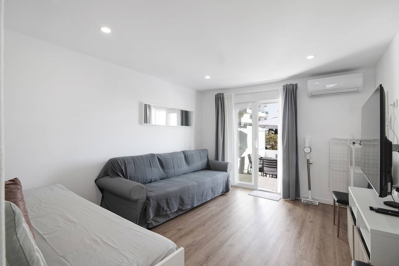 Apartamento inteiro, Apartamento "Telmus Villa 1 Andar" com vista para o mar, terraço privado e acesso Wi-Fi in Monte Gordo, Distrito de Faro