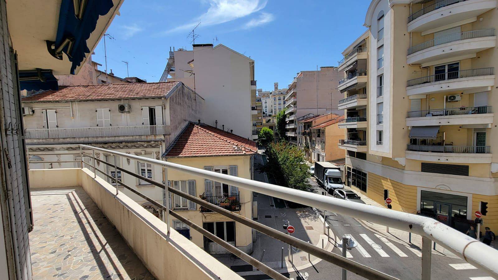 Hel semesterlägenhet, Comfy 2 bed coastal escape with full aircondition in Nice, Medelhavskusten (Frankrike)