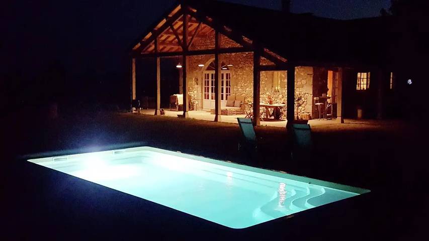 Appartement de vacances pour 7 personnes, avec piscine ainsi que terrasse et jardin, animaux acceptés