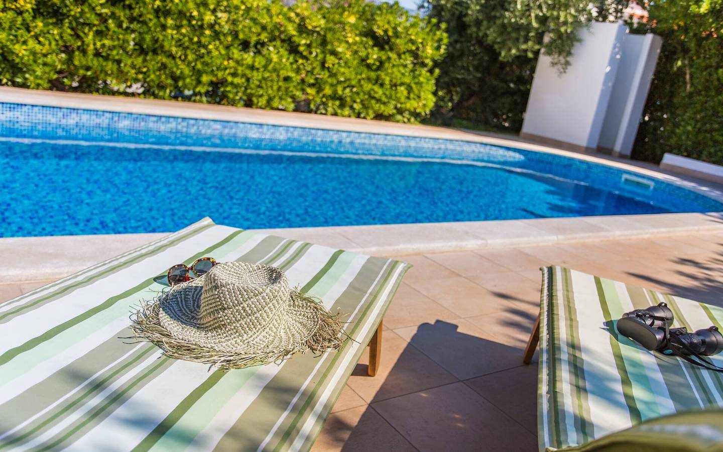 Ganze Wohnung, Apartment Zeljko - mit Pool, 200 m vom Meer, zwei Schlafzimmer, überdachte Terrasse, privater Parkplatz, Grill, Außendusche, Sonnenliegen in Silo (Krk), Krk