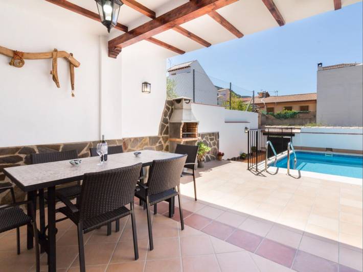 Casa rural para 6 personas, con Balcón además de Terraza y Piscina en Nigüelas
