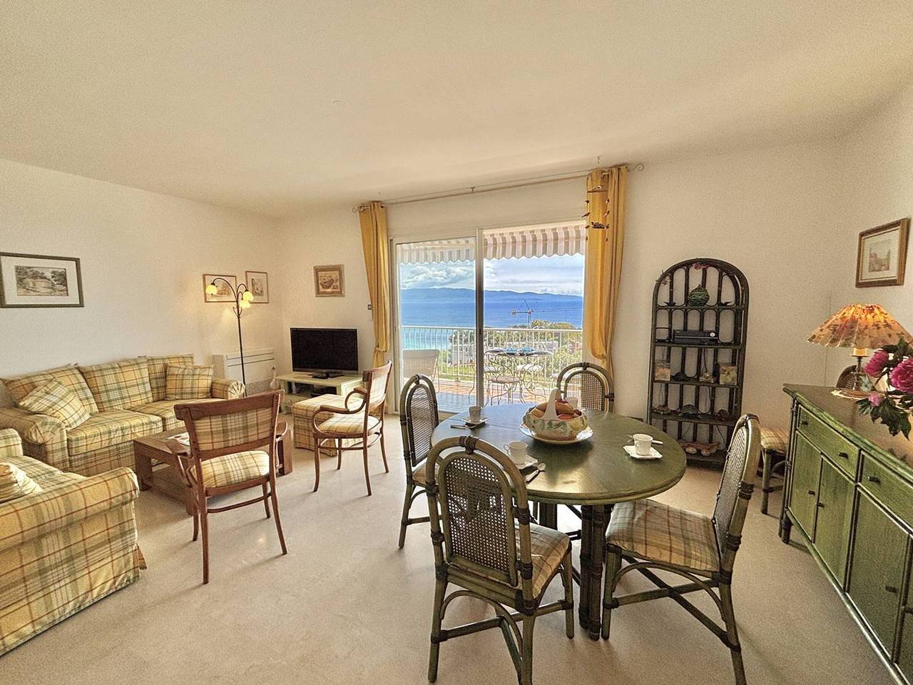 Appartamento intero, 3-room apartment in Ajaccio, near beach, terrace and air conditioning in Ajaccio, Ajaccio e dintorni