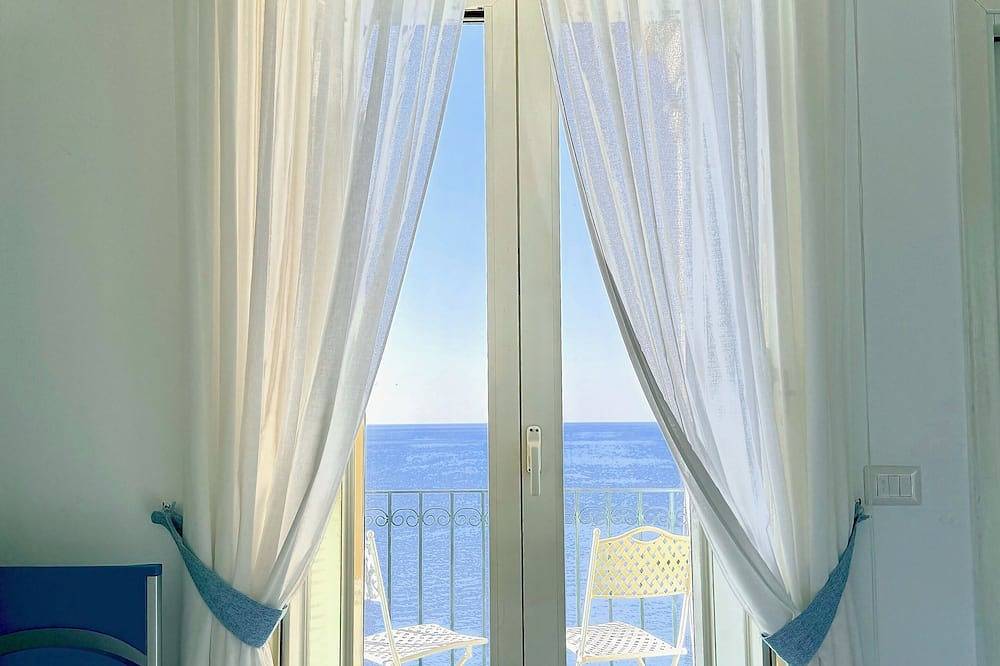 Romantic cottage, wide terrace overlooking the sea. in Amalfi Coast