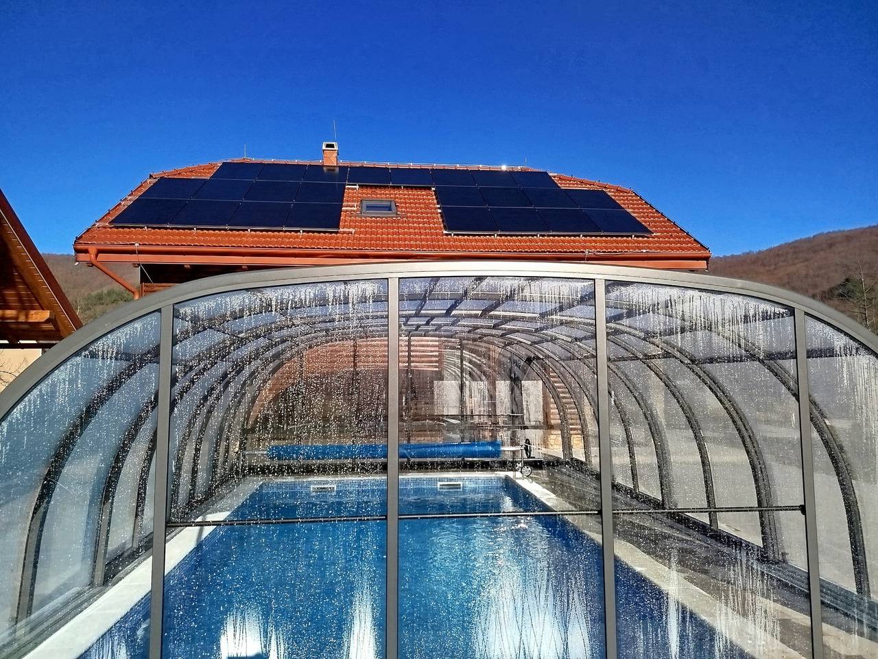 Villa Brusiana mit überdachtem, beheiztem Pool in Gospitsch, Naturpark Velebit