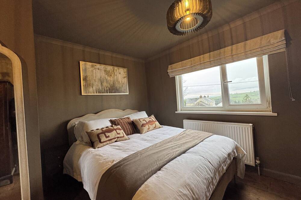 Llysawelon 2-Bed Cottage, Sleeps 5, Pets Ok in Carmarthenshire
