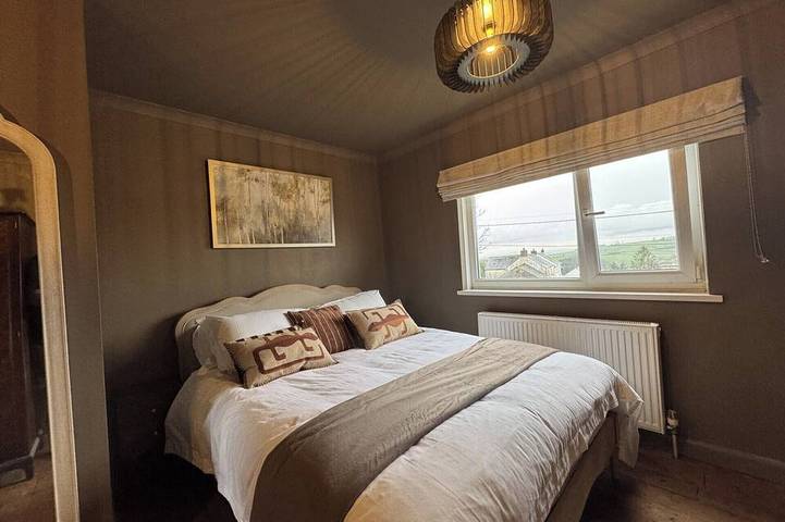 Llysawelon 2-Bed Cottage, Sleeps 4, Pets Ok in Carmarthenshire