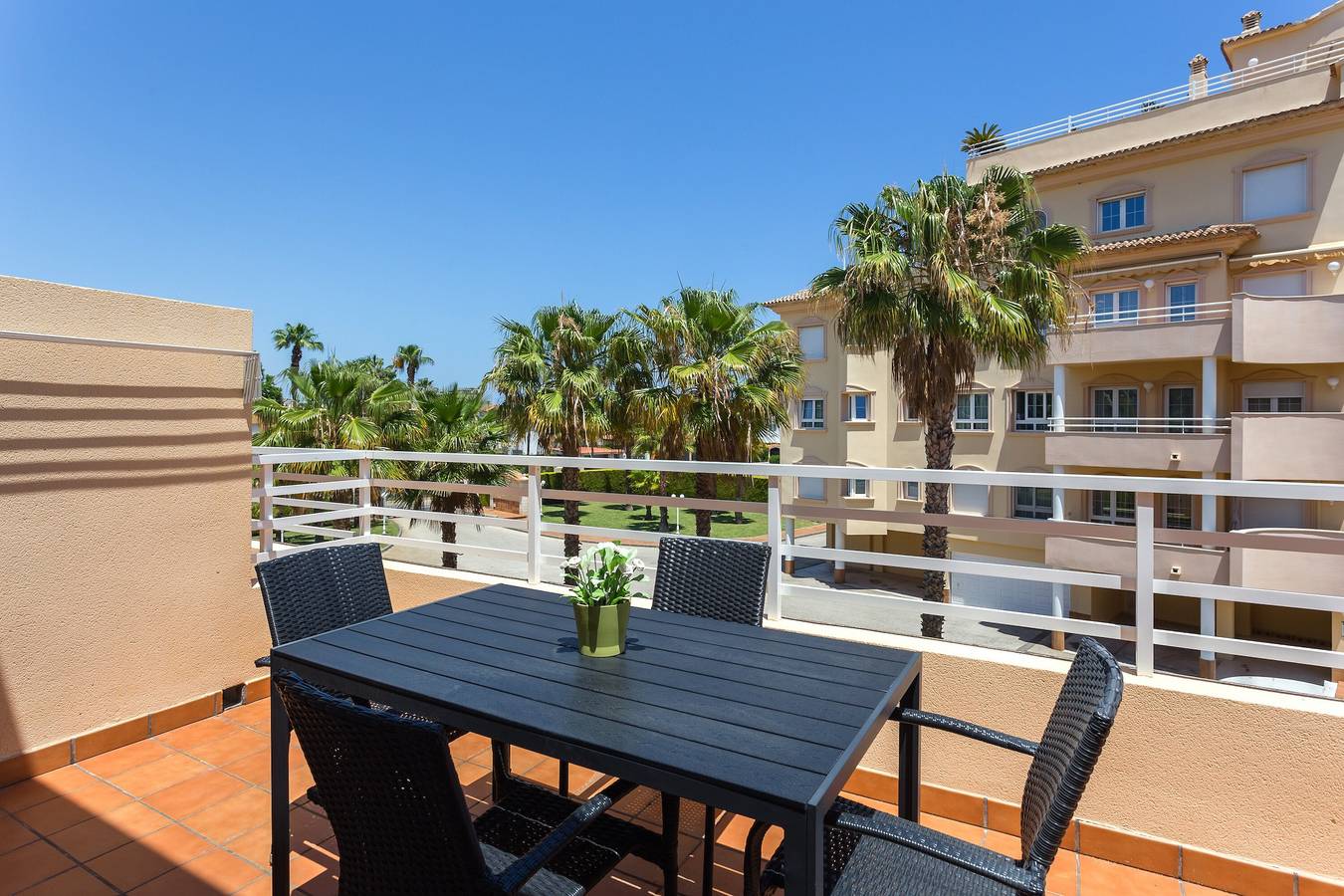 Ganze Wohnung, Ferienwohnung 'Par3' mit Gemeinschaftspool und privater Terrasse in Oliva, Costa Blanca
