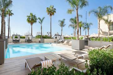 Hôtel pour 4 personnes, avec piscine ainsi que vue et terrasse, animaux acceptés à Cap-d'Ail