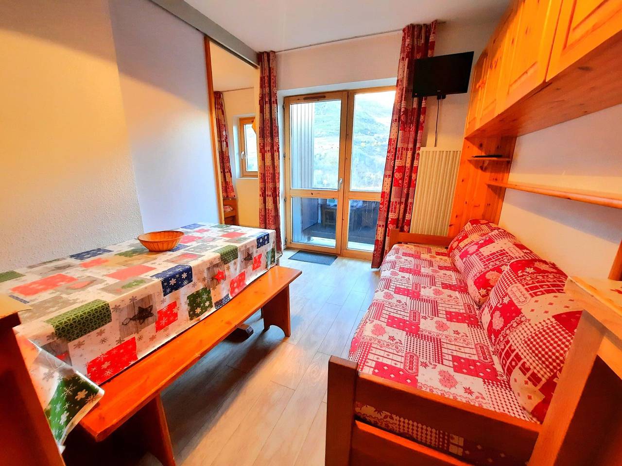 Entire studio, Classic apartment for 4 in Les Menuires, pets allowed in Les Menuires, Saint-Martin-de-Belleville