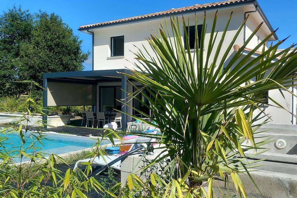 4Ch villa with pergola, swimming pool located 4km from Lac Carcans and 9km from the Ocean in Carcans, Regionaler Naturpark Médoc