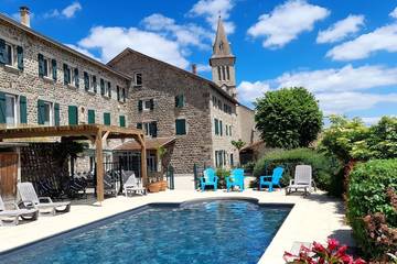 Location de vacances pour 15 personnes, avec piscine ainsi que jardin et terrasse à Rochepaule