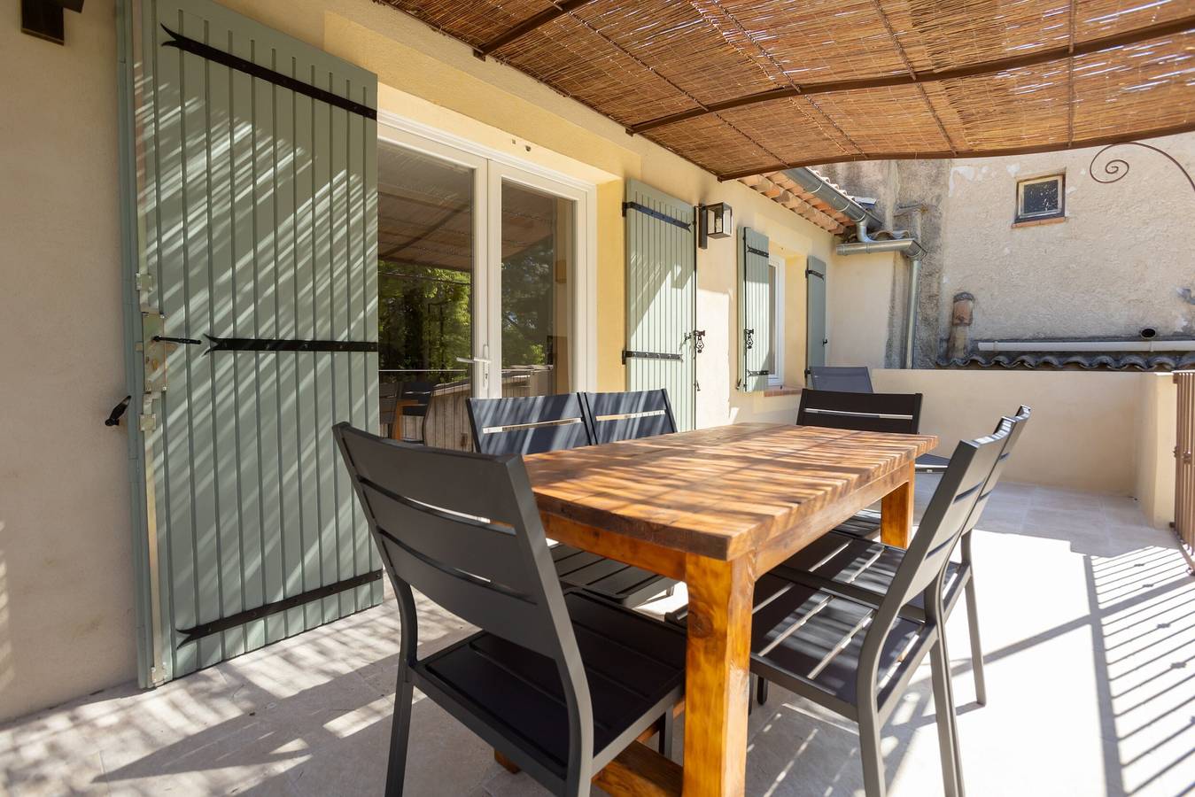 Appartement entier, Appartement « Domaine De Meyrol - Gîte 3 » avec terrasse privée, Wi-Fi et climatisation in Eyguières, Région d'Arles