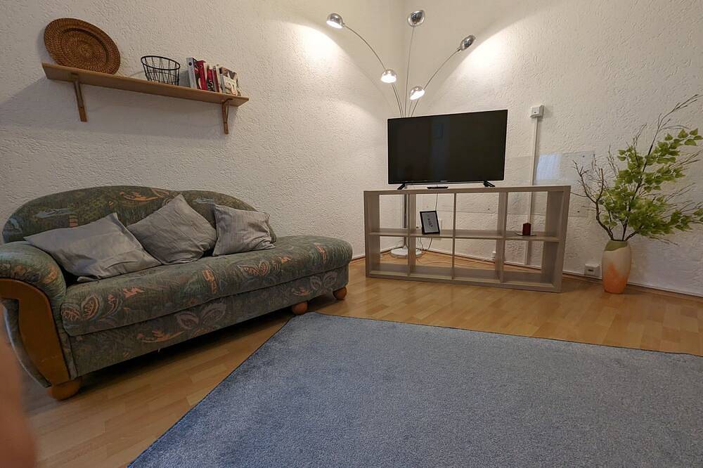 Ganze Wohnung, Geräumiges Doppelzimmer mit Bad und Frühstücksecke, zentral gelegen in Pforzheim, Nordschwarzwald