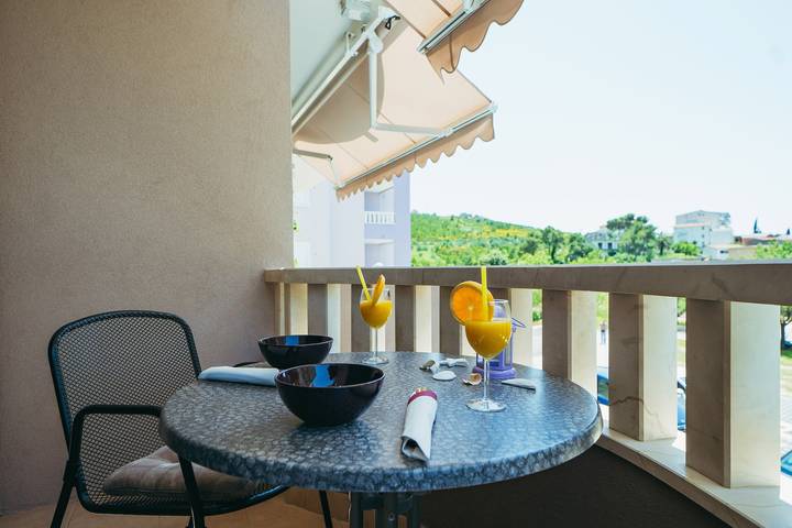 Apartament wakacyjny dla 2 osób, z basen i balkon/ taras w Promajna