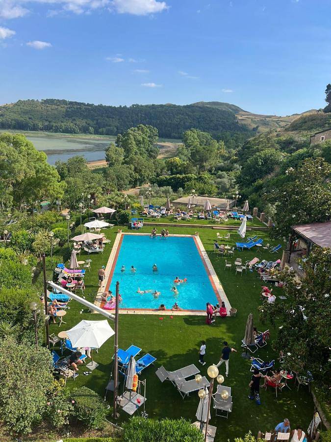 Appartamento per 5 persone, con giardino e piscina nonché vista lago e panorama, con animali domestici ad Enna