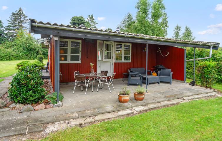 Ferieudlejning for 6 personer, med terrasse og have i Præstø
