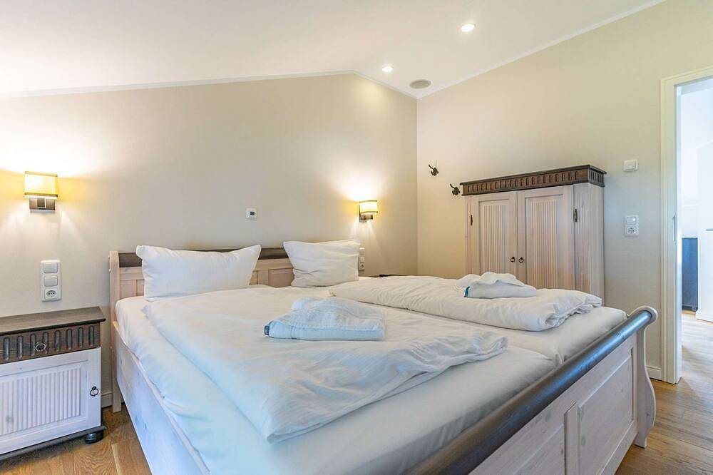 Ganze Wohnung, Komfort Appartement - Mönchgut - Neu: Ferienhaus mit Kamin, 2 Bäder, 2 Sz - am in Polchow, Glowe