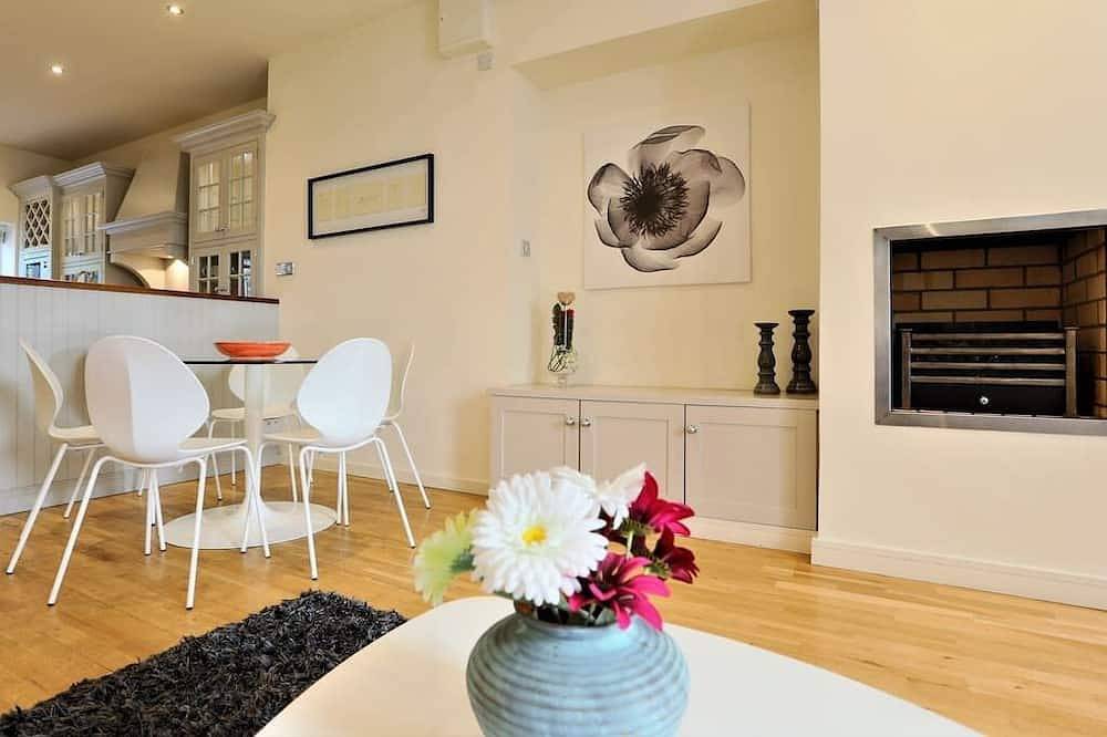 Elegant City Centre Regency Townhouse with Patio in Dublin, County Dublin