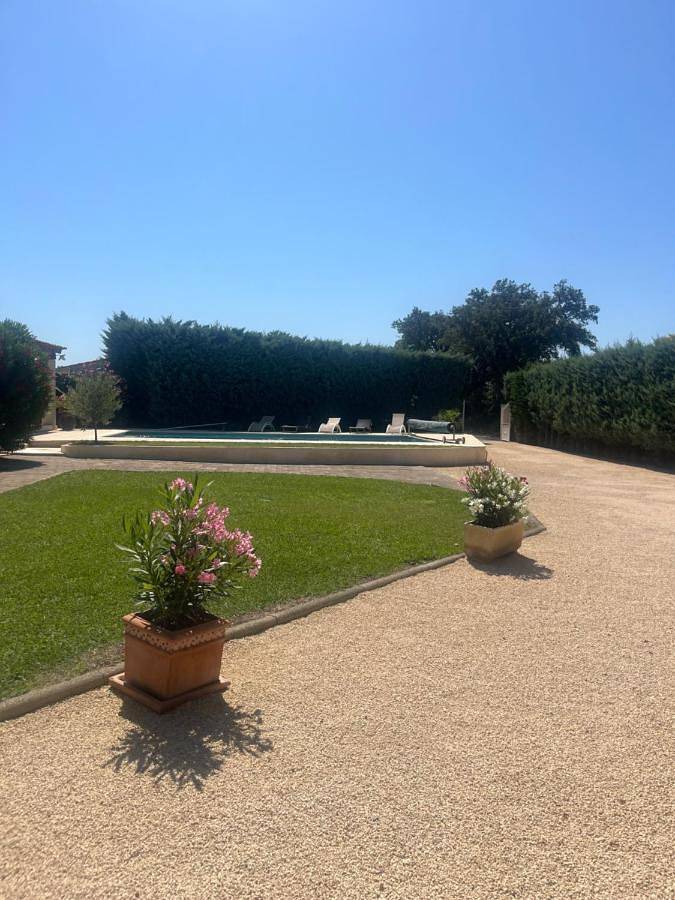 Location de vacances pour 8 personnes, avec jardin et piscine à Bédarrides - 4