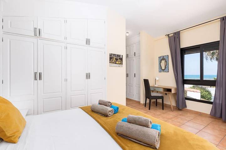 Villa avec vue sur la mer, 5 chambres avec piscine privée chauffée et jardin in Bajo del Medio (La Oliva), La Oliva