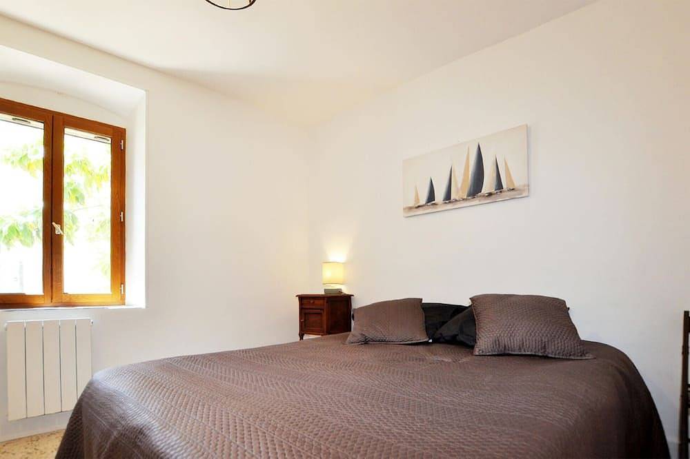 Nice home in Bizanet with kitchen in Bizanet, Narbonne region