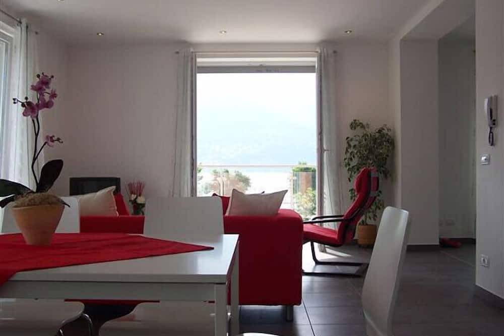 Entire apartment, 2-room apartment only 100 m from the beach and the lake promenade in Maccagno, Maccagno con Pino e Veddasca