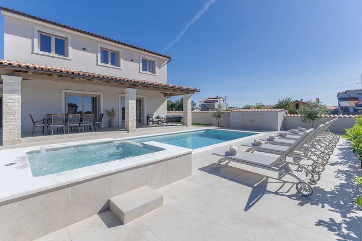 Villa pour 8 personnes, avec piscine et jardin à Loborika