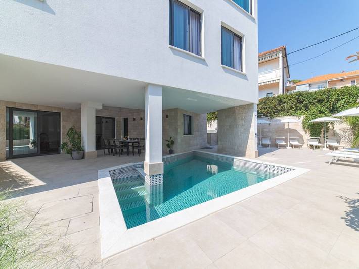 Villa pour 14 personnes, avec jacuzzi ainsi que sauna et jardin à Trogir - 2