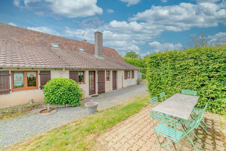 Location de vacances pour 8 personnes, avec terrasse ainsi que jardin et piscine à Gueugnon - 2