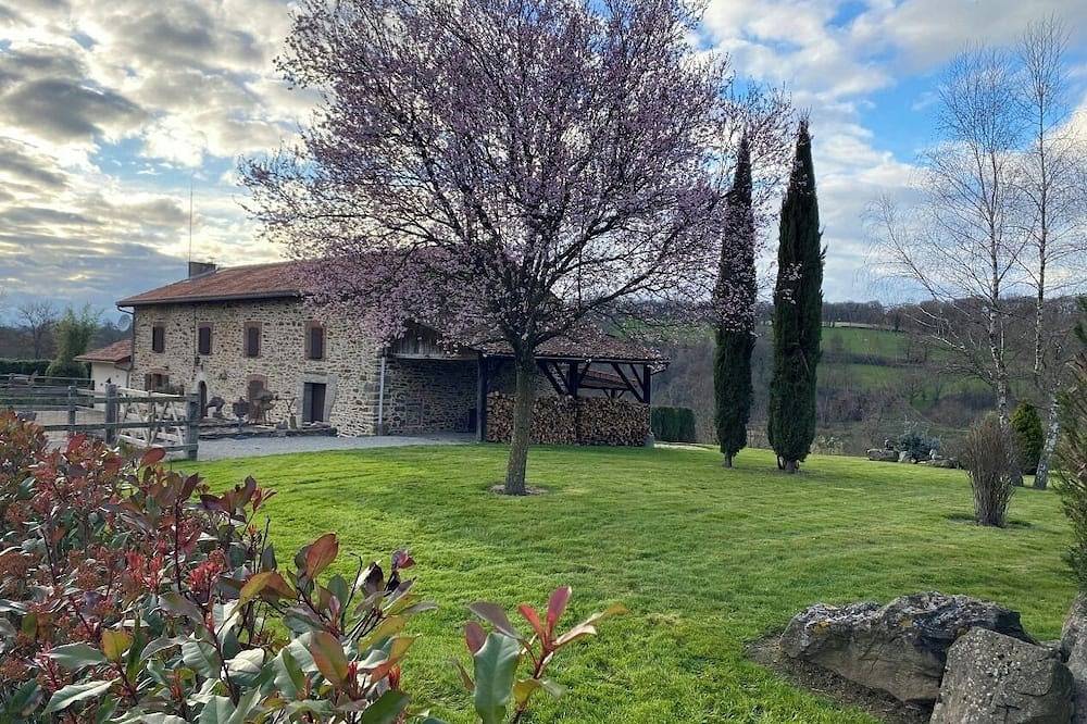 Spacieuse maison de ferme avec grand jardin, piscine et panorama sur la rivière in Peyrat-de-Bellac, Région de Bellac