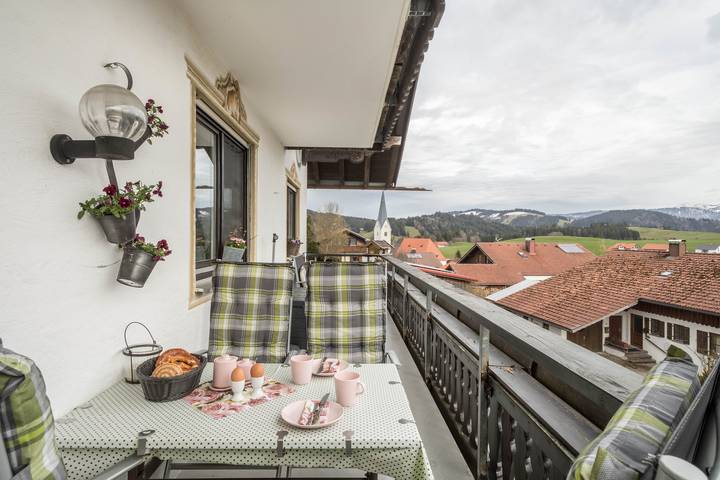 Appartement entier, Appartement de vacances "Haus Sonnenhang Wohnung 1" avec vue sur les montagnes, balcons et Wi-Fi. in Stiefenhofen, Souabe (Bavière)