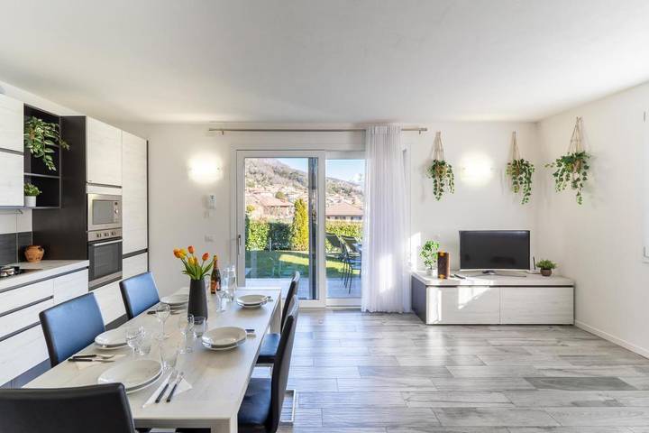 Gîte pour 5 personnes, avec vue sur le lac et piscine ainsi que vue et jardin à Lenno - 2