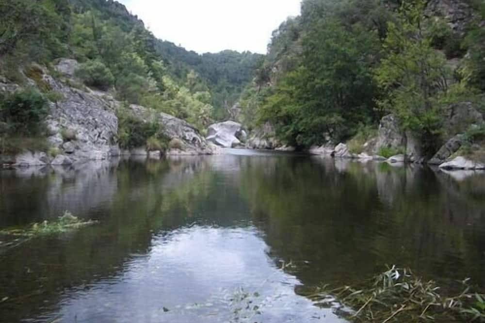 Havre de paix au bord de la rivière in Dunière-sur-Eyrieux, Parc naturel régional des Monts d'Ardèche