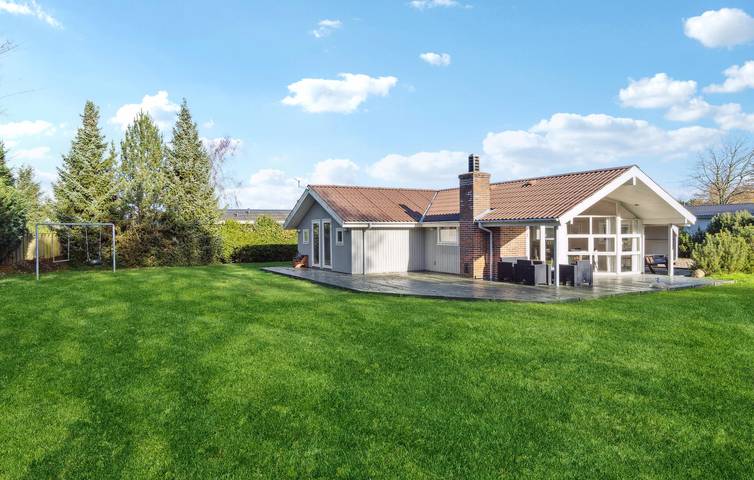 Ferienhaus für 8 Personen, mit Terrasse und Sauna sowie Whirlpool, mit Haustier