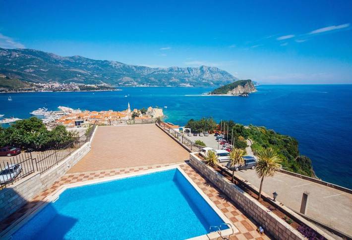 Ferienwohnung für 8 Personen, mit Balkon und Ausblick sowie Pool