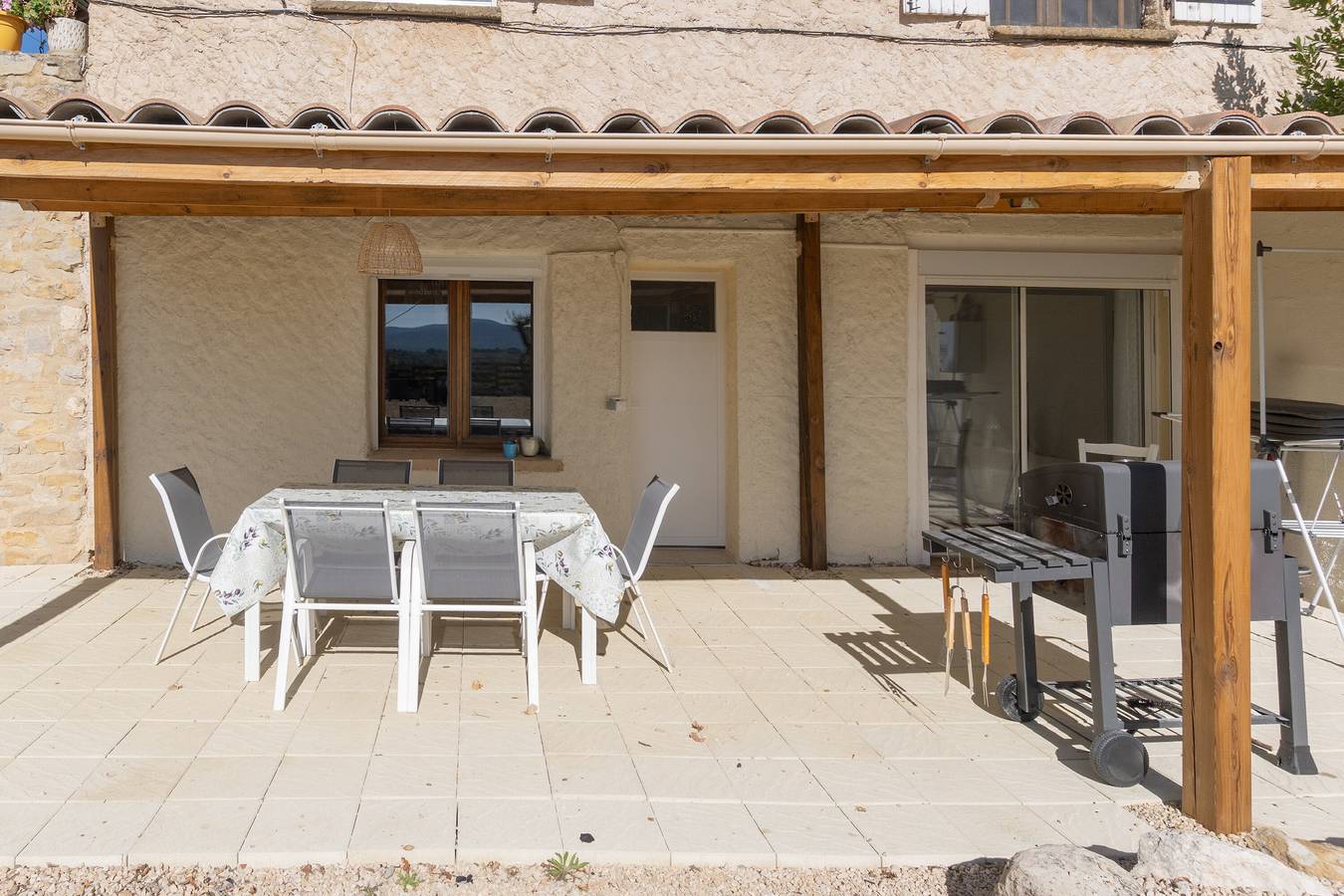 Hel leilighet, Apartment 'Gîte 3 - Lavande' with Lake View, Shared Pool and Wi-Fi in Saint-Sauveur-de-Cruzières, Cevennane