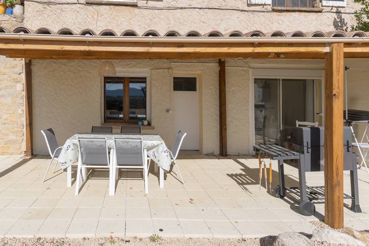 Appartamento intero, Appartamento 'Gîte 3 - Lavande' con vista lago, piscina condivisa e Wi-Fi in Saint-Sauveur-de-Cruzières, Cevenne
