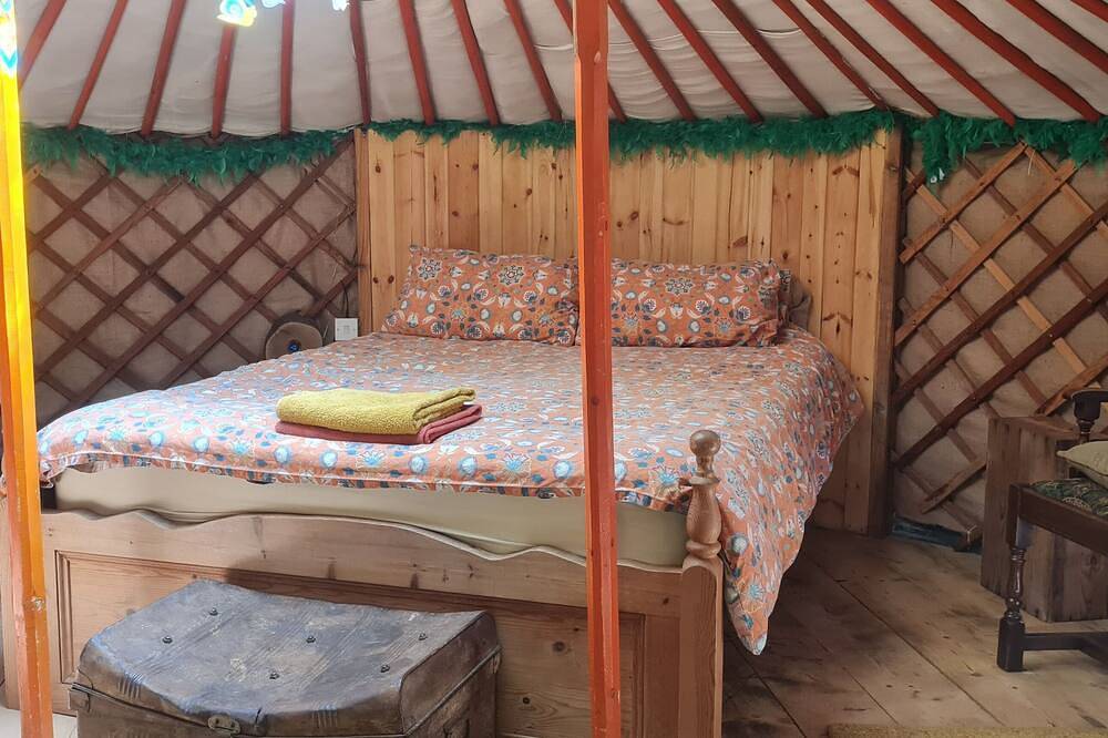 Traditional Yurt, woodburner, private loo, outdoor shower, woodfired hottub. in Gloucestershire
