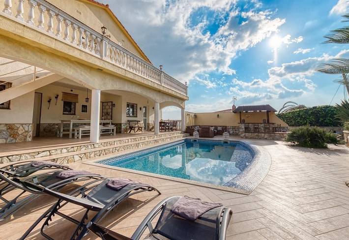 Villa "Costacabana - Villa Madonna", Bergblick, Terrasse, Privater Pool & WLAN in Condado del Jaruco, Lloret de Mar