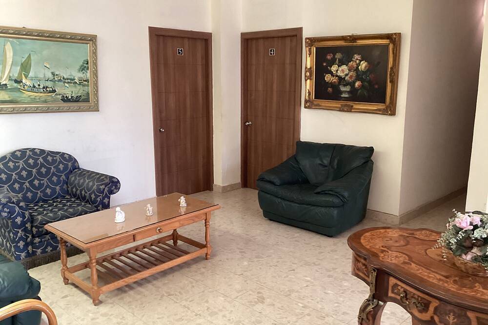 Twin/double bed & breakfast with Ac and Wifi pool/indoor heated pool . in Naxxar, Insel Malta