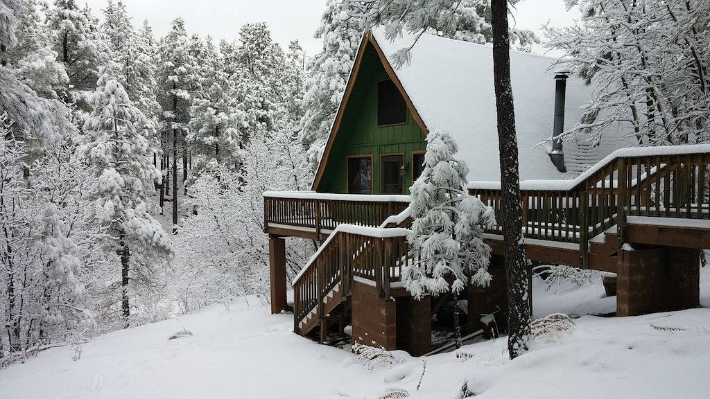 Friedliche Hütte im Munds Canyon; Genieße den offenen Wald von den Decks aus in Munds Park, Oak Creek Canyon