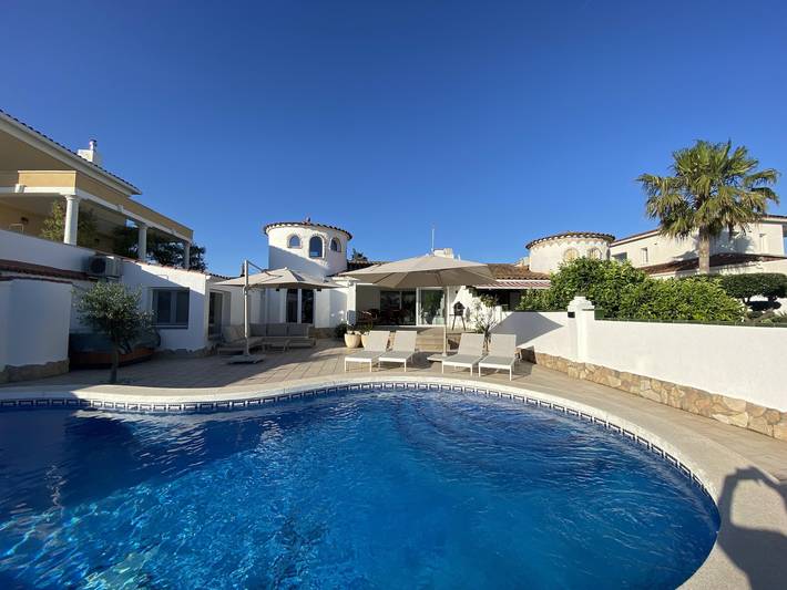 Villa pour 7 personnes, avec terrasse ainsi que jardin et vue à Empuriabrava