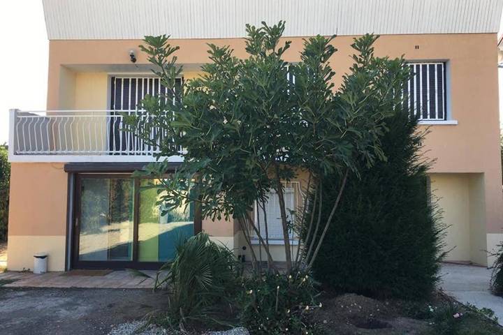Location de vacances pour 6 personnes, avec Balcon ainsi que Terrasse et Jardin à Irigny