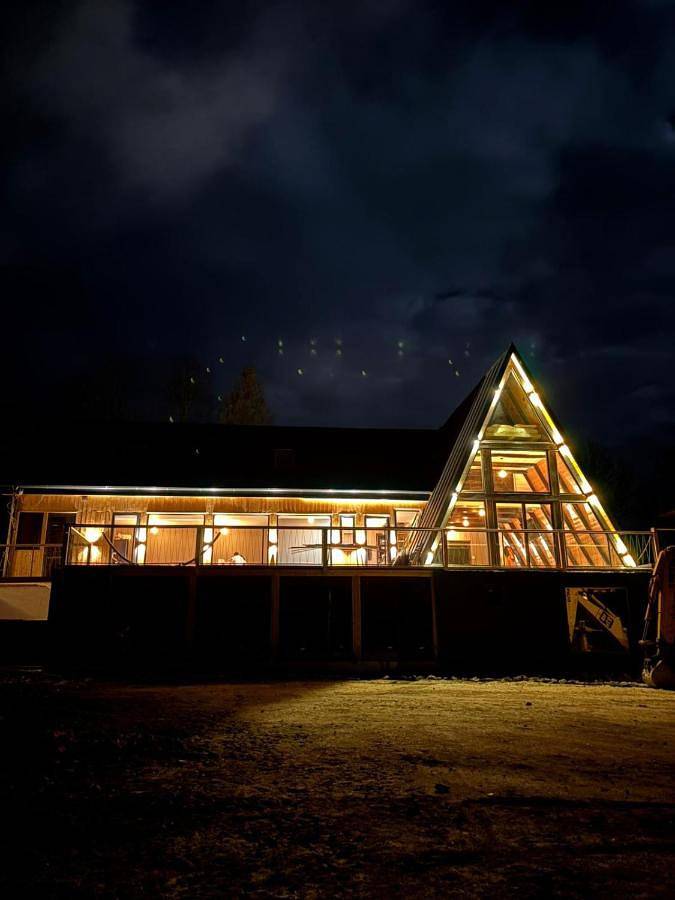 Gîte pour 10 personnes, avec jardin ainsi que vue sur le lac et vue dans Mărișel