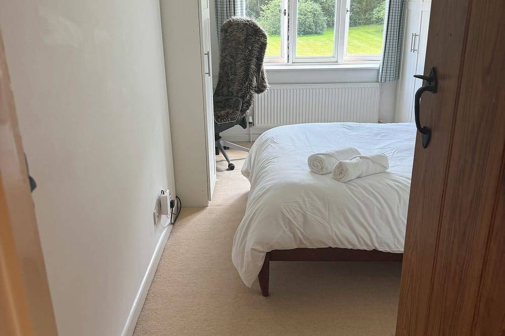 Lodge backed by English legacy in Ockham, Guildford
