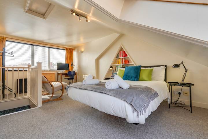 Entire apartment, Charming & Spacious Flat over 2 Floors on Mill Rd - Pass the Keys in Cambridge, Cambridgeshire