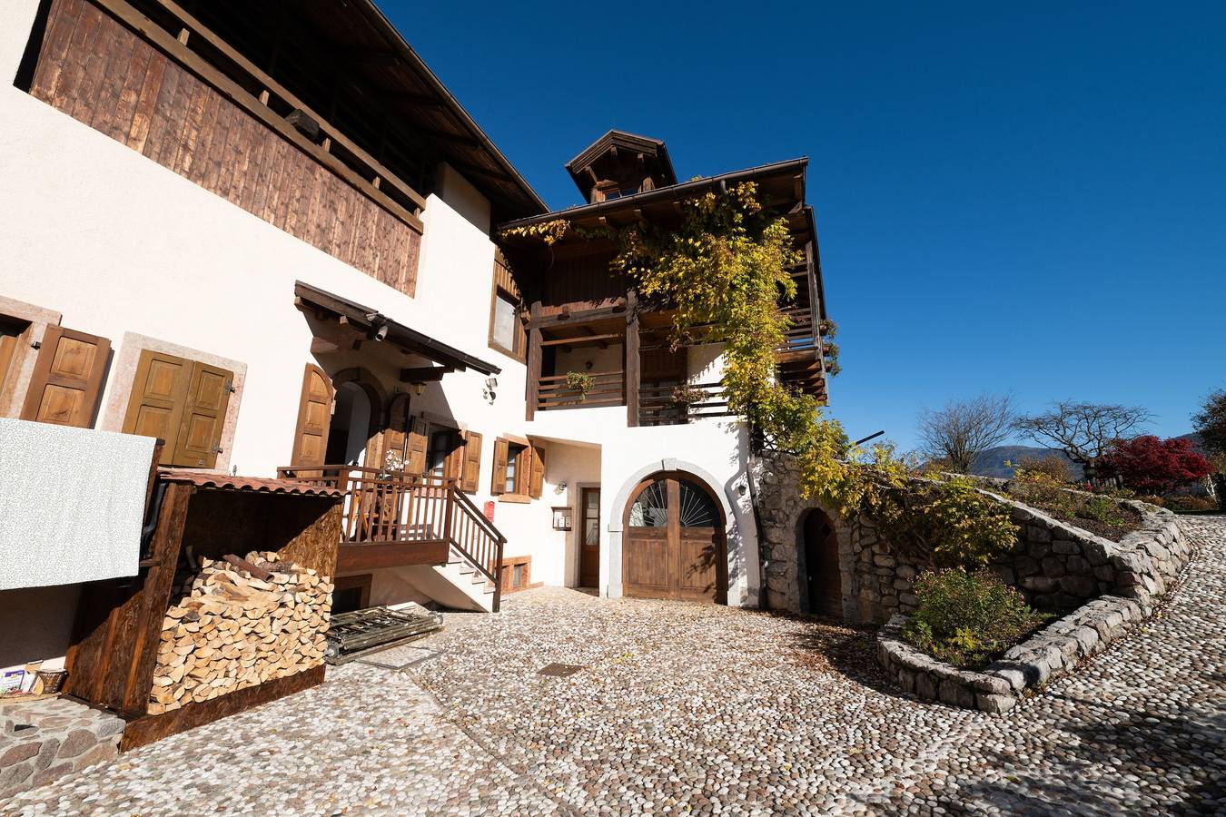 Entire apartment, Apartment 'Le More' with Mountain View, Balcony and Wi-Fi in Cares, Garda Mountains