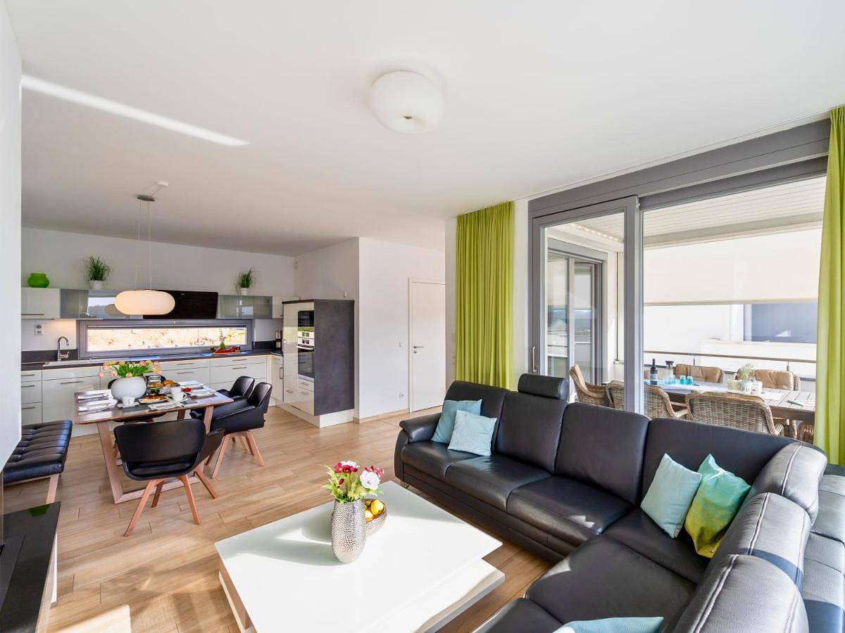 Ostsee-Traumferienwohnungen Villa Meeresbrise - mit Wallbox, großzügiger Dachterrasse & modernem Komfort in Binz, Rügen