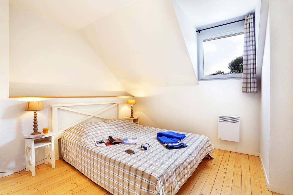 Entire apartment, Rustic + Cozy Apartment | Direct Beach Access! in Locmaria-Plouzané, Brest region