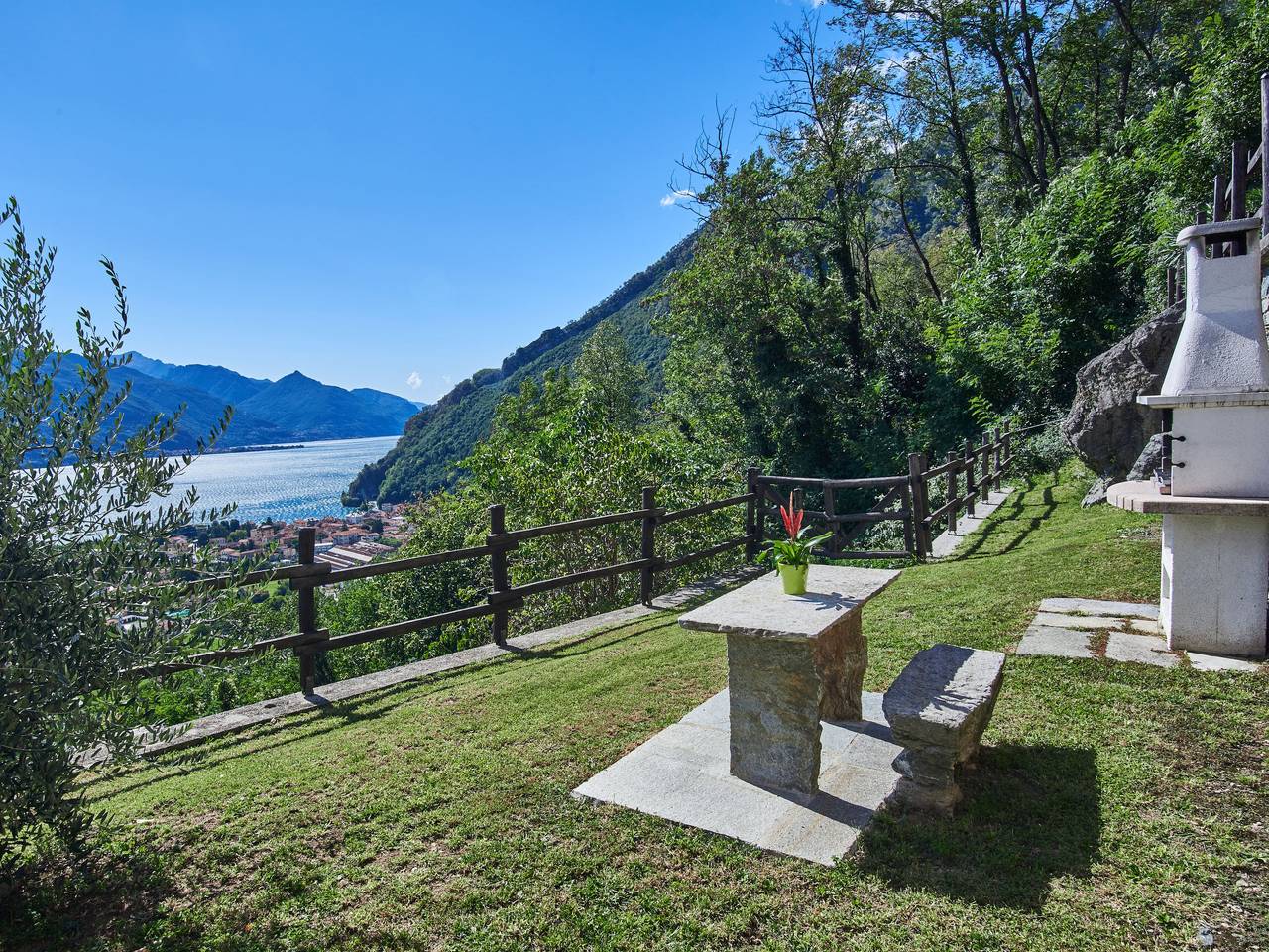 Residenza La Sassicaia in Stazzona en omgeving, Comomeer